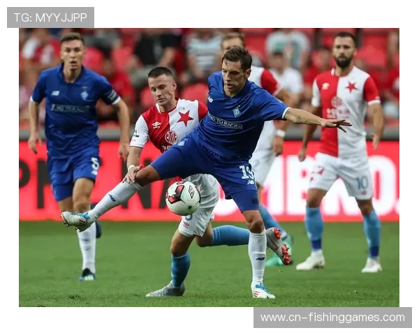 布拉格球迷看台拼图致敬传奇,欧冠赛场再现温情一幕 布拉格球迷看台拼图致敬传奇,欧冠赛场再现温情一幕